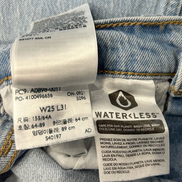 Women Levi’s 70’s High Rise Slim Straight  size 25 in Light Wash - Picture 4 of 8